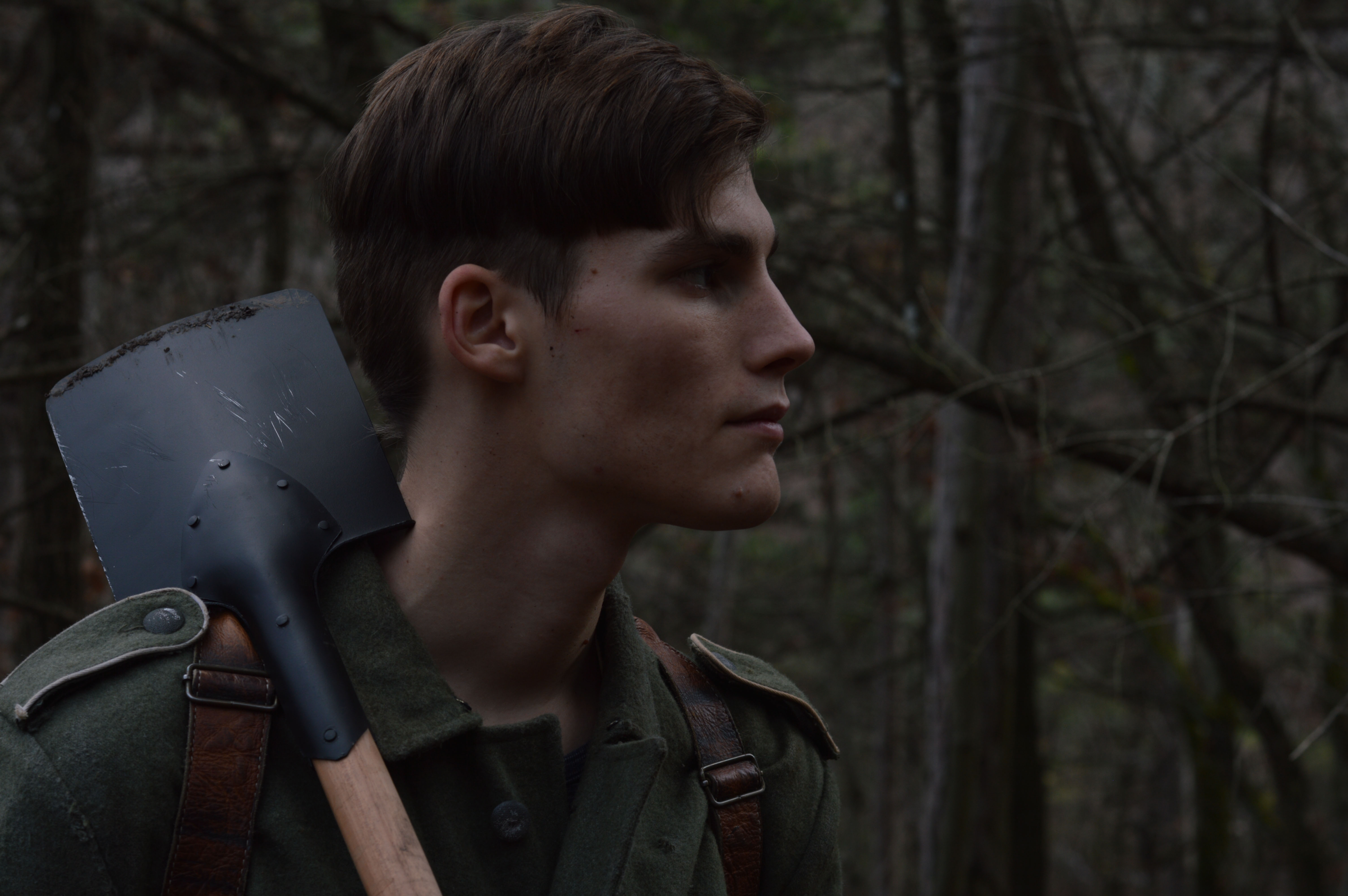 Junger Soldat mit einer Schaufel