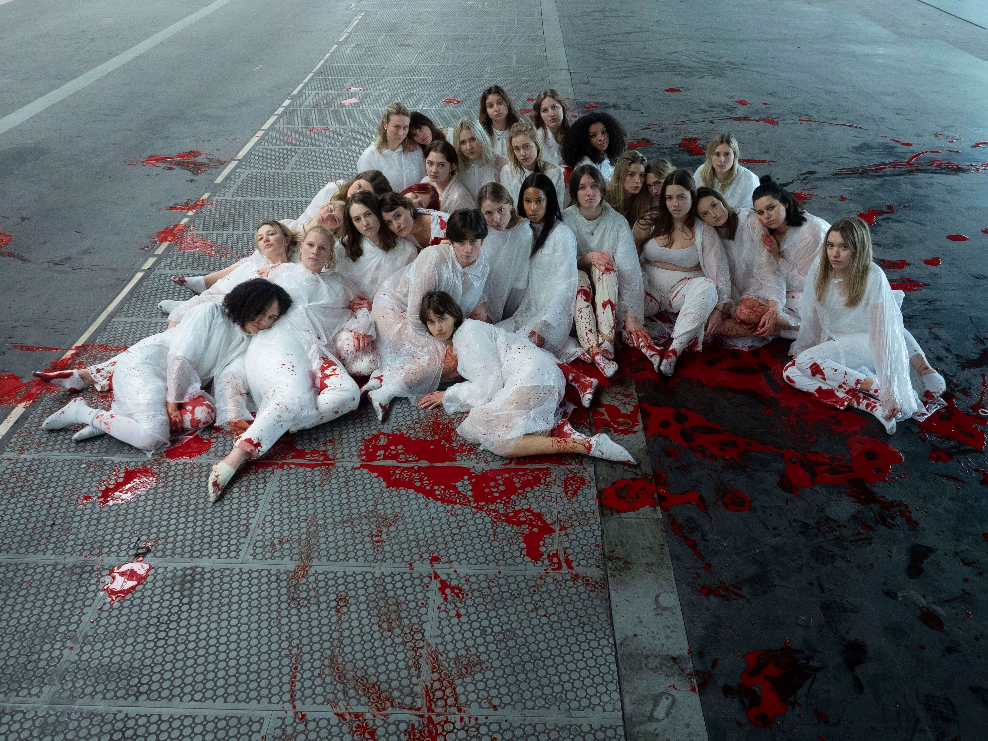 Frauen in weißen Kleidern mit Blut beschmiert