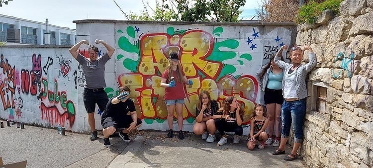 Jugendliche beim Graffitisprühen