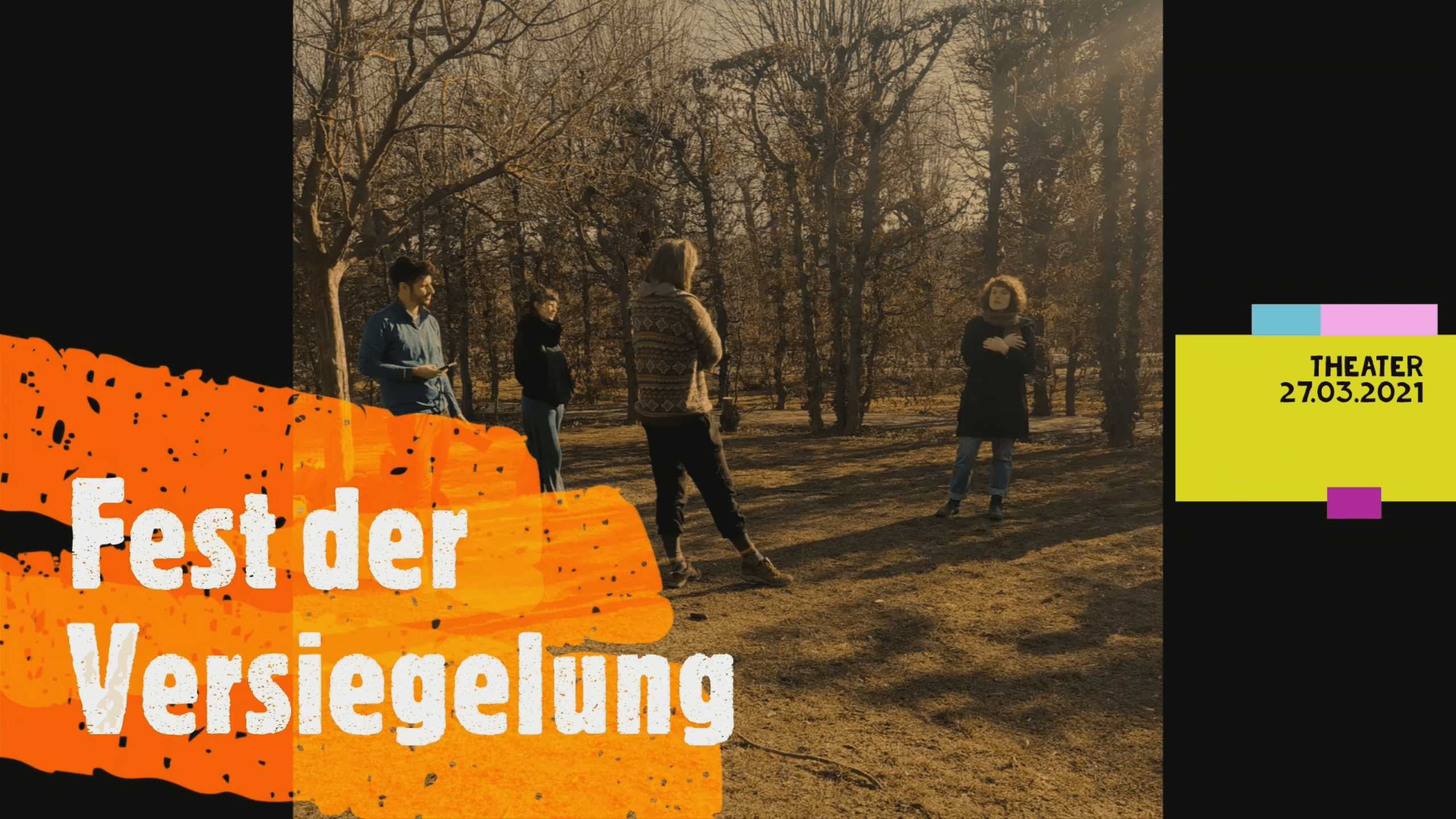 Jugendliche stehen auf einer Wiese