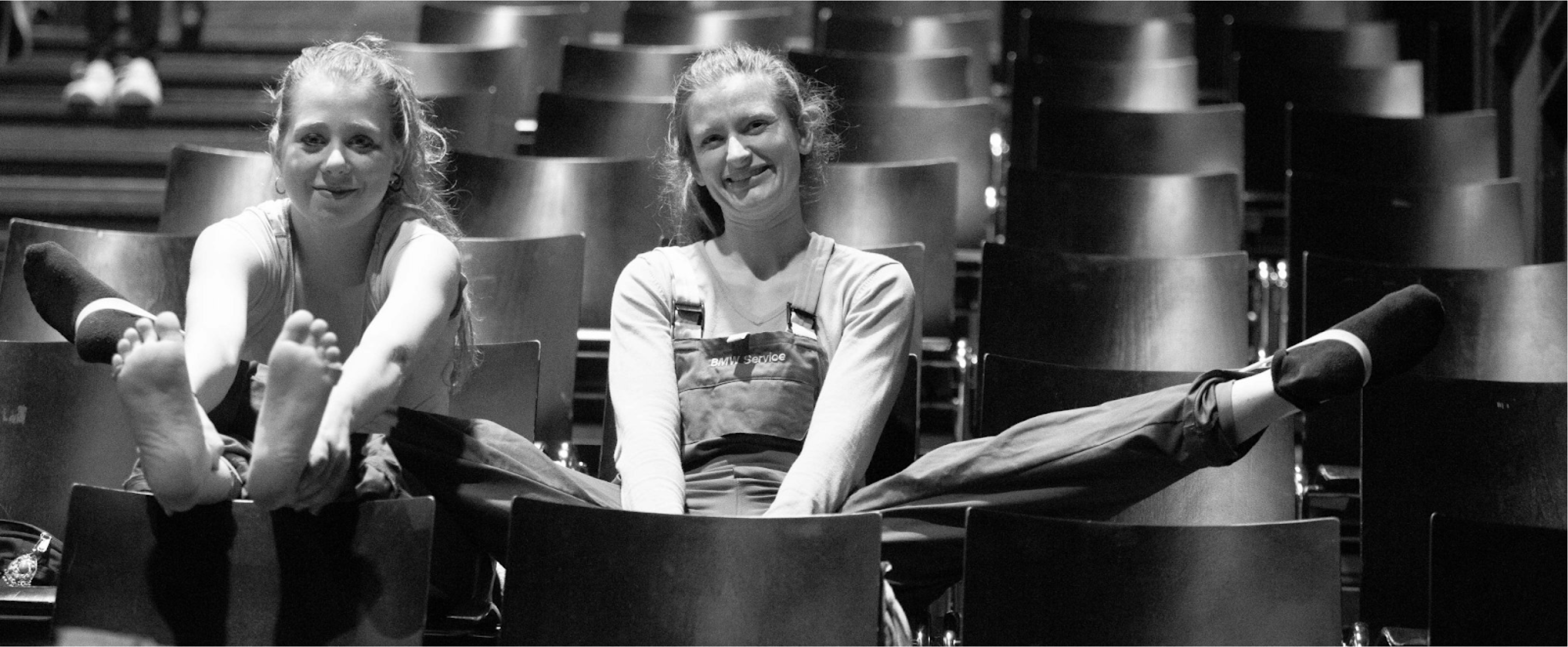 Schwarz/weiß Foto von 2 Frauen 