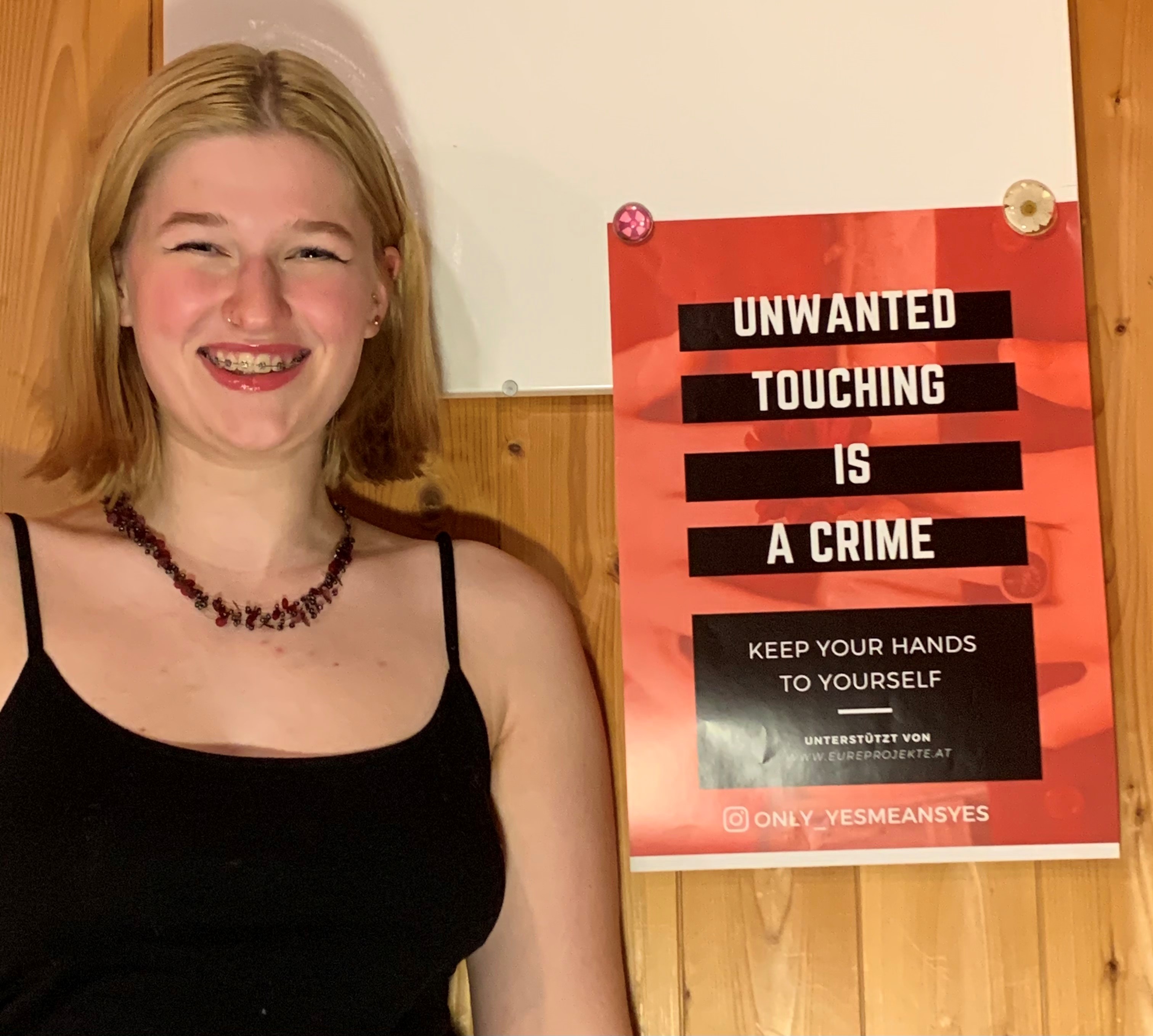 Jugendliche neben Plakat zum Projekt