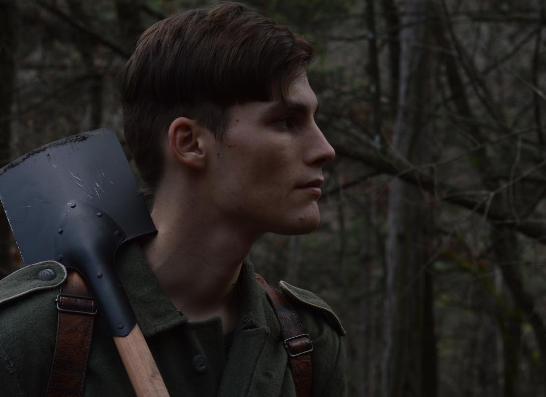 Junger Soldat mit einer Schaufel