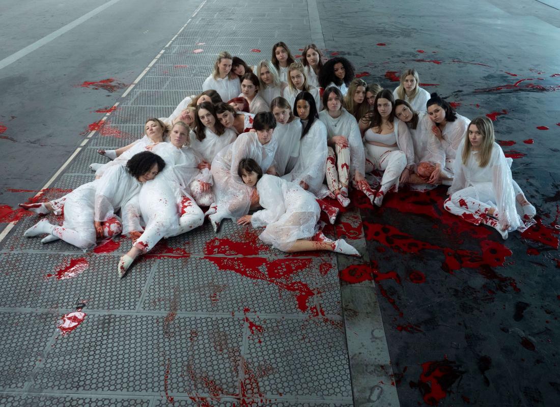 Frauen in weißen Kleidern mit Blut beschmiert