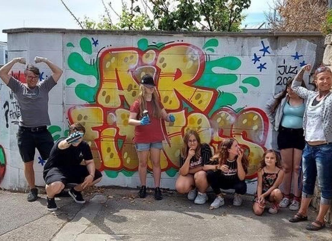 Jugendliche beim Graffitisprühen