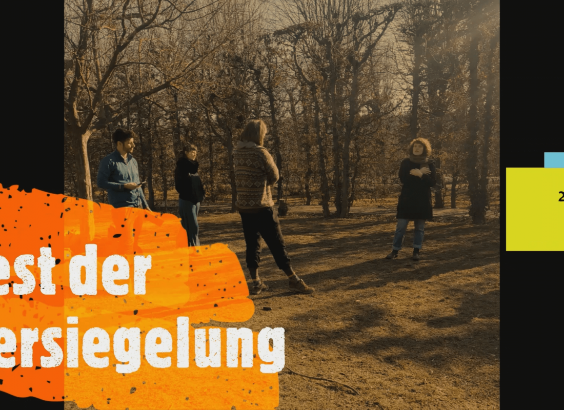 Jugendliche stehen auf einer Wiese