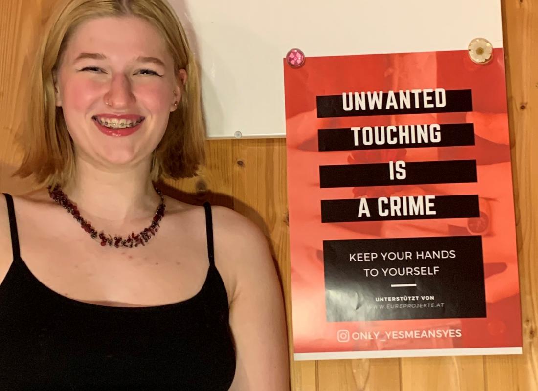 Jugendliche neben Plakat zum Projekt